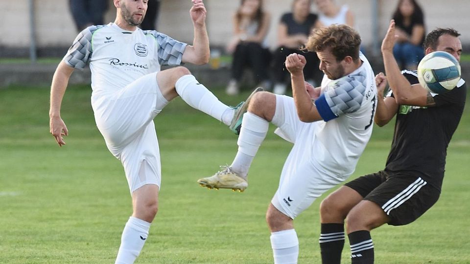 Der SC Oberweikertshofen II (weiße Trikots) im Spiel gegen den SC Maisach (in Schwarz).