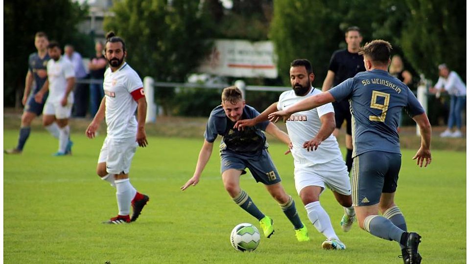 Duell im Mittelfeld: Karadaniz-Spieler Mücahit Senel (weiß am Ball) wird von den Weinsheimern Robin Kühner (links) und David Stankiewicz attackiert. Kapitän Mehmet Senel (links) schaut zu.