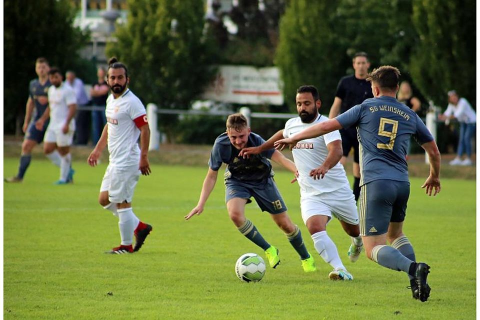 Duell im Mittelfeld: Karadaniz-Spieler Mücahit Senel (weiß am Ball) wird von den Weinsheimern Robin Kühner (links) und David Stankiewicz attackiert. Kapitän Mehmet Senel (links) schaut zu.