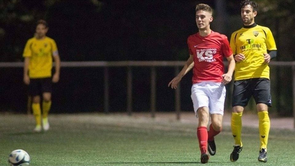 Talfahrt gestoppt: Die SG Riedrode (rechts Lukas Becker gegen Joshua Bodemann) kann noch gewinnen.	Foto: Thorsten Gutschalk