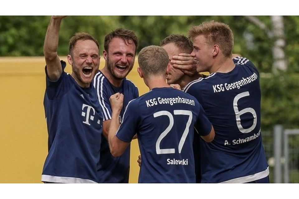 Die KSG Georgenhausen um Kapitän Alexander Schwamberger (Mitte) feiert einen 4:2-Erfolg gegen die SG Einhausen. Fotos: Dominik Claus