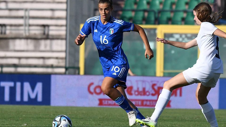 Fokussiert: Claudia Petruzziello (l.) bei ihrem dritten Länderspieleinsatz für Italien in der U17-EM-Quali gegen Schottland.