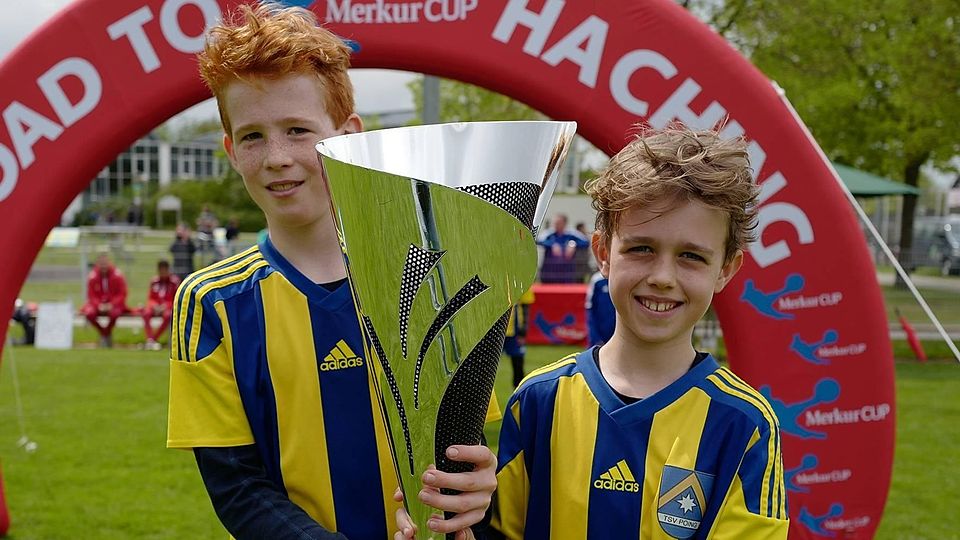 Gute Laune beim Merkur CUP-Kreisfinale: die Poinger JulianWillmerdinger (l.) und Luca Müller.