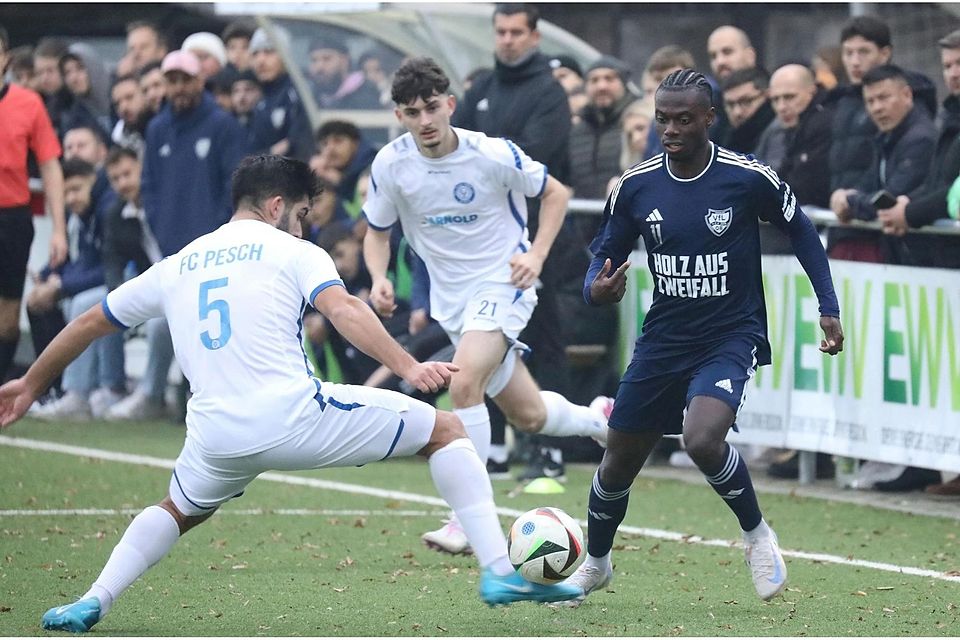 Steuert in Frechen den zweiten Treffer für den VfL Vichttal zum Sieg bei: Jakob Nkruma-Sarfo (rechts). Steuert in Frechen den zweiten Treffer für den VfL Vichttal zum Sieg bei: Jakob Nkruma-Sarfo (rechts).