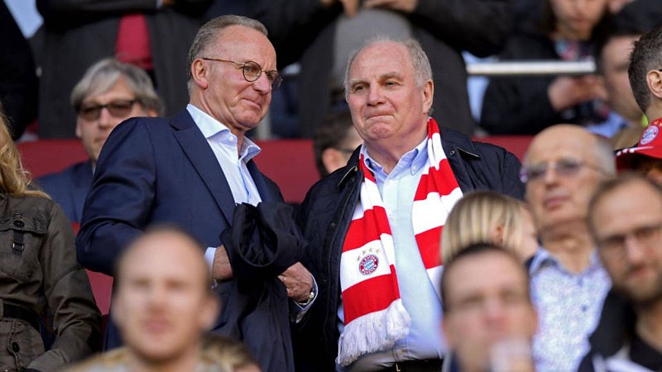 Karl-Heinz Rummenigge und Uli Hoeneß (r.) sprechen über die Vereinsgeschichte des FC Bayern.