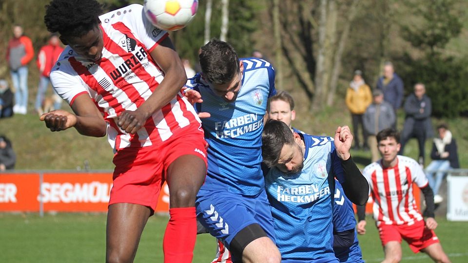 Welcher Kopf kommt an den Ball? Der Affinger Doppeltorschütze Justin Djondo-Pacham (links) springt offenbar am höchsten. Die Ostler mit Daniel Drexler und Fränki Rajc hatten dafür das bessere Ende für sich. 
