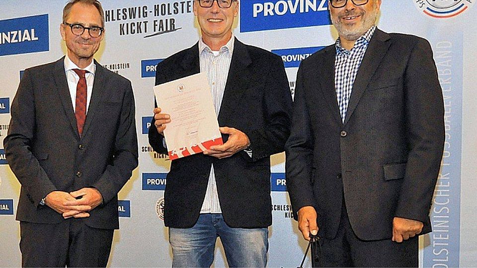 Ehrenurkunde und Fußbälle für „Jockel“ Press: Der TSB-Trainer wird flankiert von Ex-Profi Jimmy Hartwig (rechts) und dem 1. SHFV-Vizepräsidenten Uwe Döring.Hermann