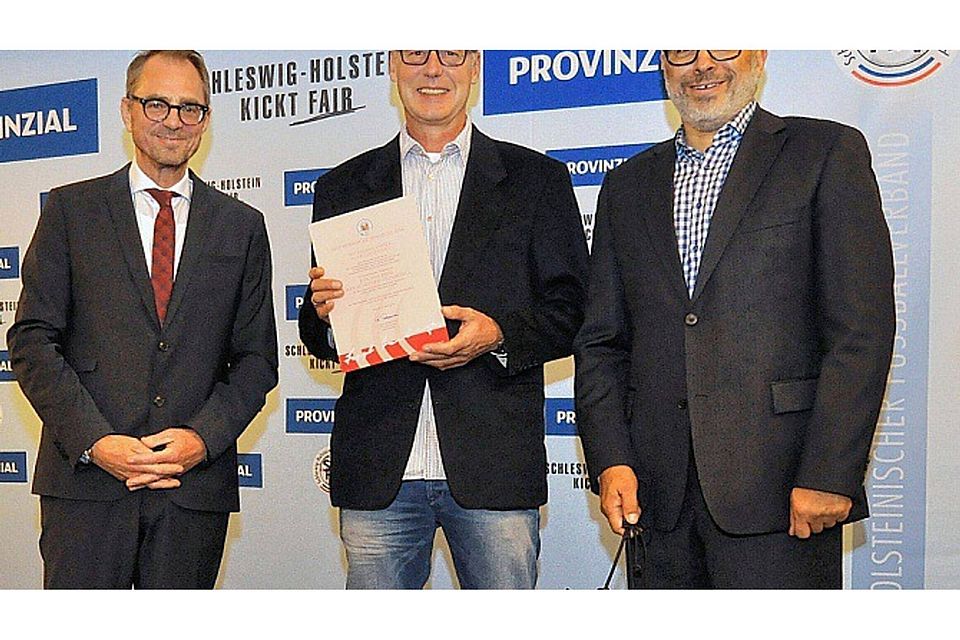 Ehrenurkunde und Fußbälle für „Jockel“ Press: Der TSB-Trainer wird flankiert von Ex-Profi Jimmy Hartwig (rechts) und dem 1. SHFV-Vizepräsidenten Uwe Döring.Hermann