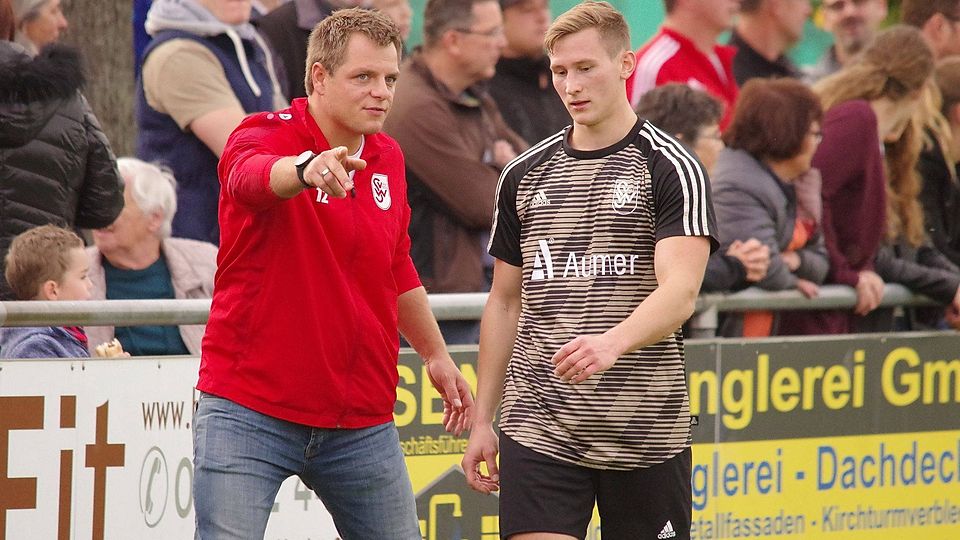 Trainer Martin Landeck (l.) erteilt hier Mittelfeldantreiber Michael Ederer Instruktionen. Ab sofort kann Landeck selbst mit eingreifen.