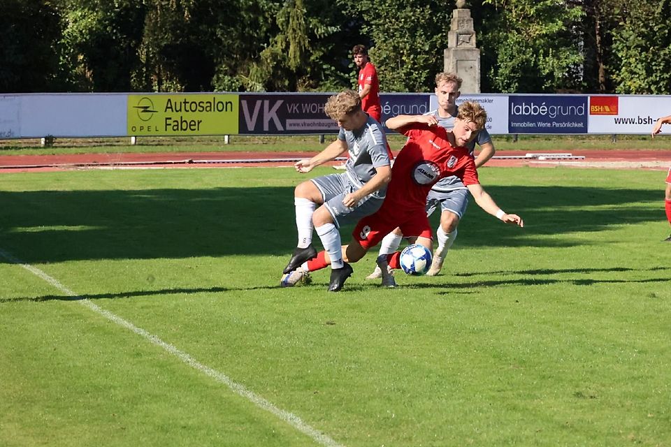 Bittere Derbypleite: Berkant Barin (rotes Trikot) und der TSV 1865 verloren gegen den TSV Jetzendorf (im Bild Simon Zach, links, und Frederic Rist) 0:1.