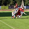 Bittere Derbypleite: Berkant Barin (rotes Trikot) und der TSV 1865 verloren gegen den TSV Jetzendorf (im Bild Simon Zach, links, und Frederic Rist) 0:1.