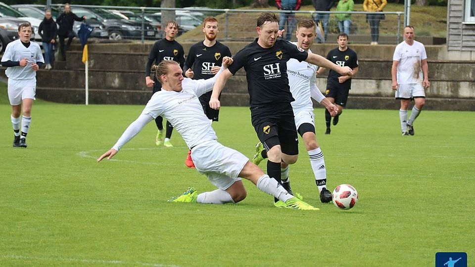 Klare Sache für den TSV Essingen (in Weiß): Beim SV Frickenhofen holt Essingen einen 4:0-Sieg.