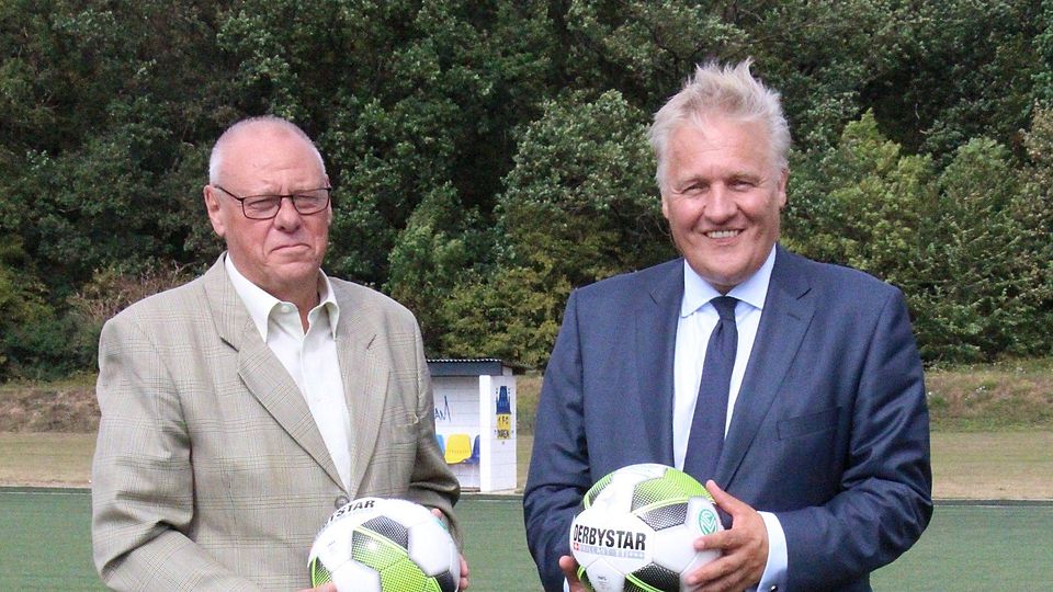 Freuen sich auf packende Spiele beim Kreis-Champions-Cup: Fußballkreis-Vorsitzender Manfred Schultze (links) und Schirmherr Wolfgang Spelthahn.