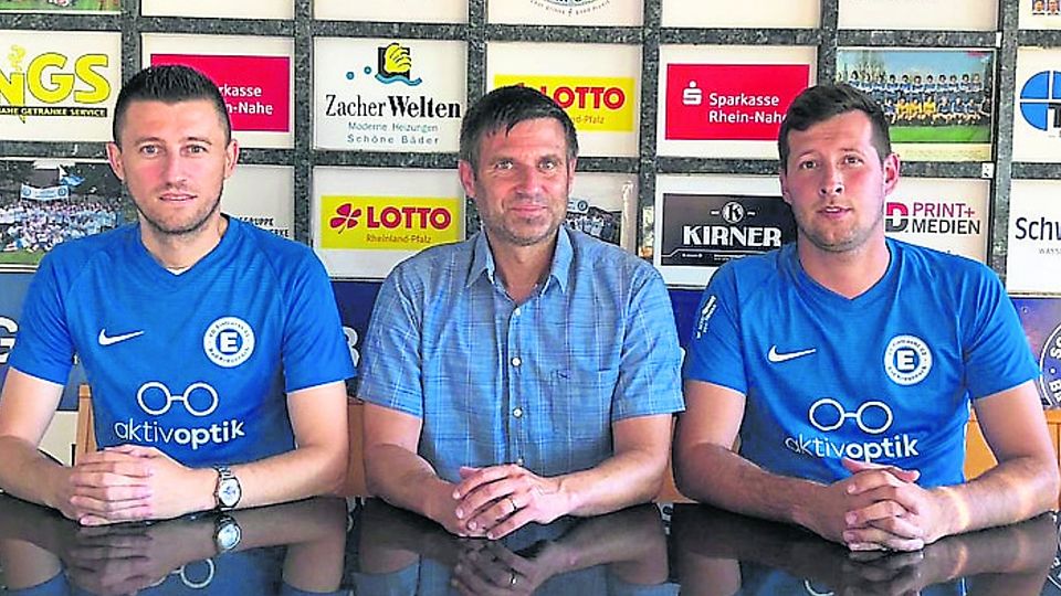 SGE-Trainer Thorsten Effgen (Mitte) begrüßt Alexandar Kuzmanovski (rechts) und Ivan Bilandzija bei der Eintracht.  Foto: Eintracht