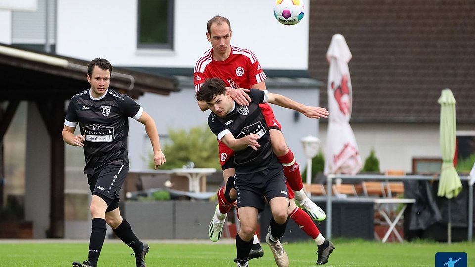 Ausgeruht, da pausierend, geht der 1. FC Neukirchen (in Rot) an die schwere Hausaufgabe gegen den Gast aus dem Norden der Vilstadt Amberg heran.