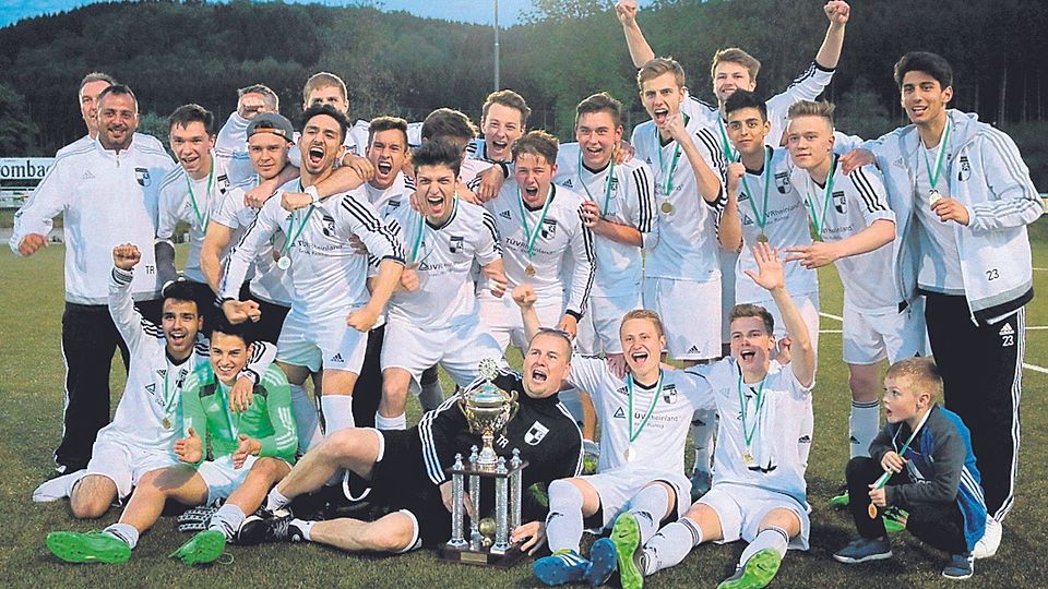 Die A-Jugend des FV Wiehl feiert den Sieg im Kreispokal-Finale