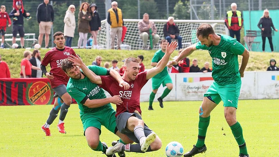 Diesmal war das Duell ausgeglichen: Der SV Haunshofen mit Maximilian Steigenberger (li., im Zweikampf mit Frederik Specht) und Tim Freiwald (rechts)  machte es der SG Söcking/Starnberg im zweiten Spiel nicht einfach.