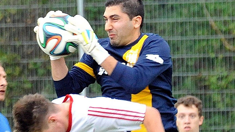Für ein Spiel zwischen die Dillinger Pfosten zurückgekehrt: Mehmet Uzun.		Foto: Aumiller