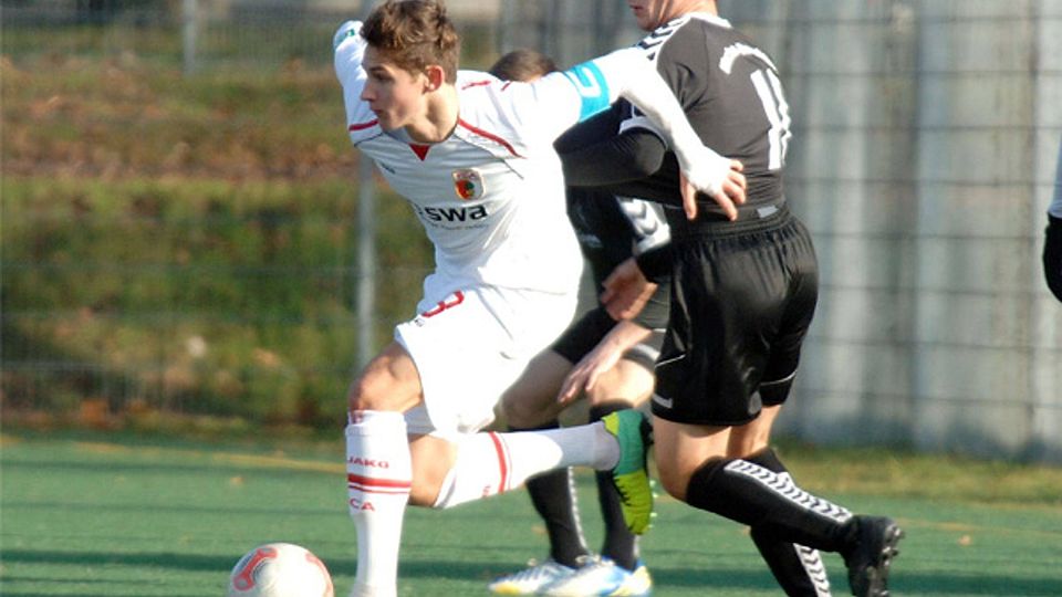 Aktuell spielt Marco Schuster (am Ball) noch bei den A-Junioren des FC Augsburg. Ab 1. Juli ist er fester Bestandteil des Profiteams.  Foto: Brugger