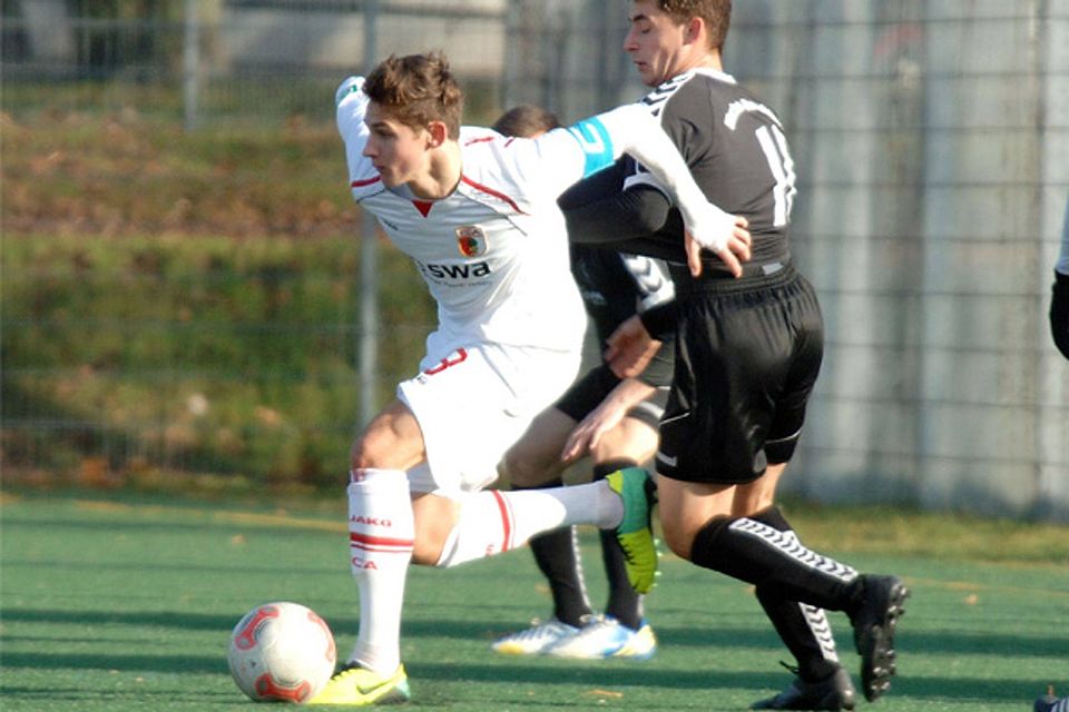 Aktuell spielt Marco Schuster (am Ball) noch bei den A-Junioren des FC Augsburg. Ab 1. Juli ist er fester Bestandteil des Profiteams.  Foto: Brugger