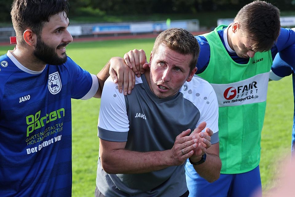 Präsentiert sich selbstbewusst: Pascal Thora (Mitte), Trainer des SC Erkelenz.