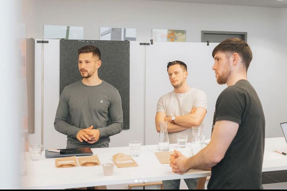 Robin Ungerath (li.) mit seinen beiden Geschäftspartnern, mit denen er zusammen die Firma "Paqmas" ins Leben gerufen hat. 