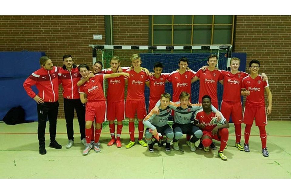 Den Fußballkreis Rhein-Erft vertreten die B-1-Jugendfußballer des FC Hürth in Hennef. Foto: privat