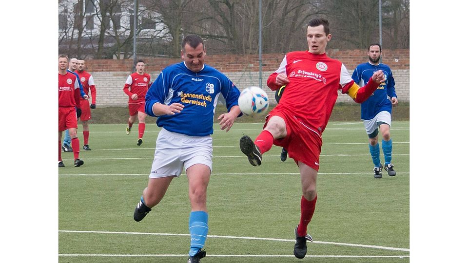 Union Heyrothsberge II (in rot/ Archiv) fordert die Fortuna aus Genthin    F: Donau