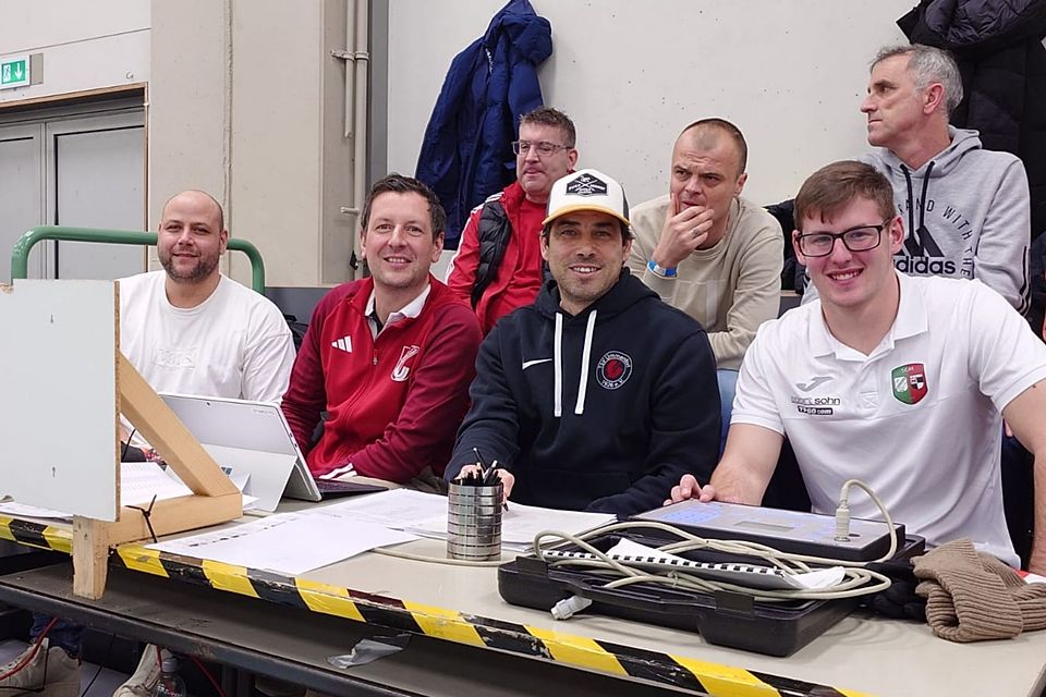 Marcel Kraft (2. von links auf dem Foto) mit weiteren Helfern bei den Hallenkreismeisterschaften