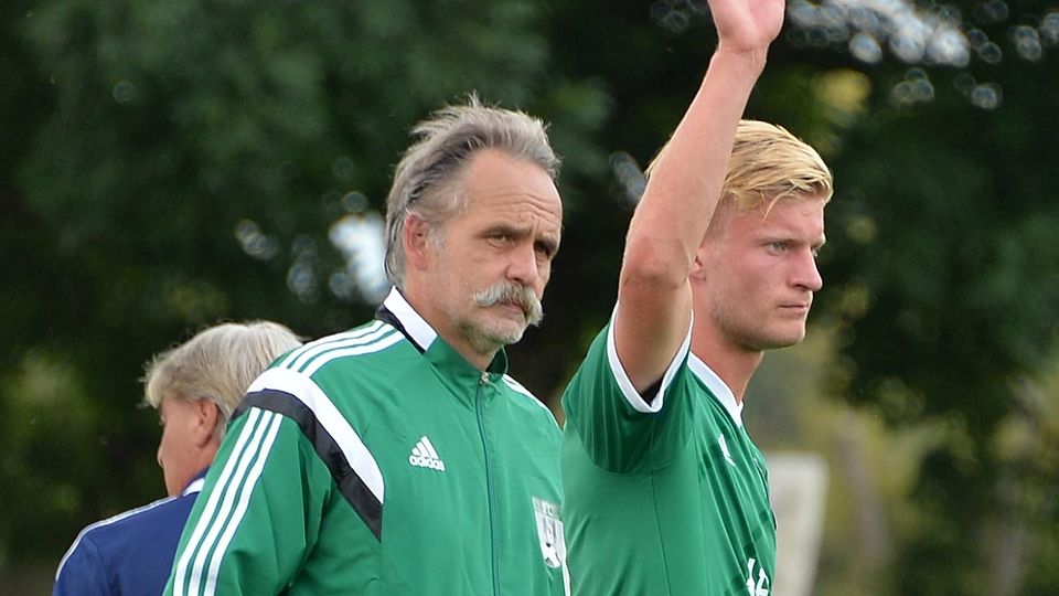 Alte Bekannte: Der Ex-TuS-Trainer Mike Probst (l.) – hier im Jahr 2014 – coacht mittlerweile in Bruckmühl. Lars Doppler (r.) hat das grün-weiße Trikot anbehalten.