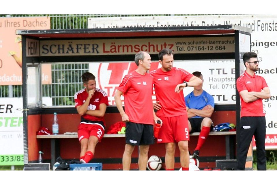 Wissen um die Notwendigkeit eines Heimsiegs für ihren TSV Bad Boll in der Fußball-Landesliga: Coach Benjamin Geiger (mit Blick auf die Uhr) und Torwarttrainer Bernd Allmendinger.  Cornelius Nickisch