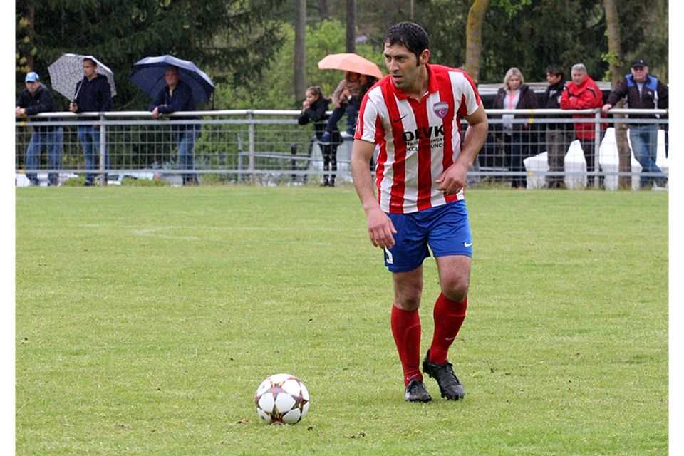 Ab Sommer tritt Cihan Ceylan für den SV Türkgücü Ippesheim gegen den Ball.   (Archivfoto: Mario Luge)