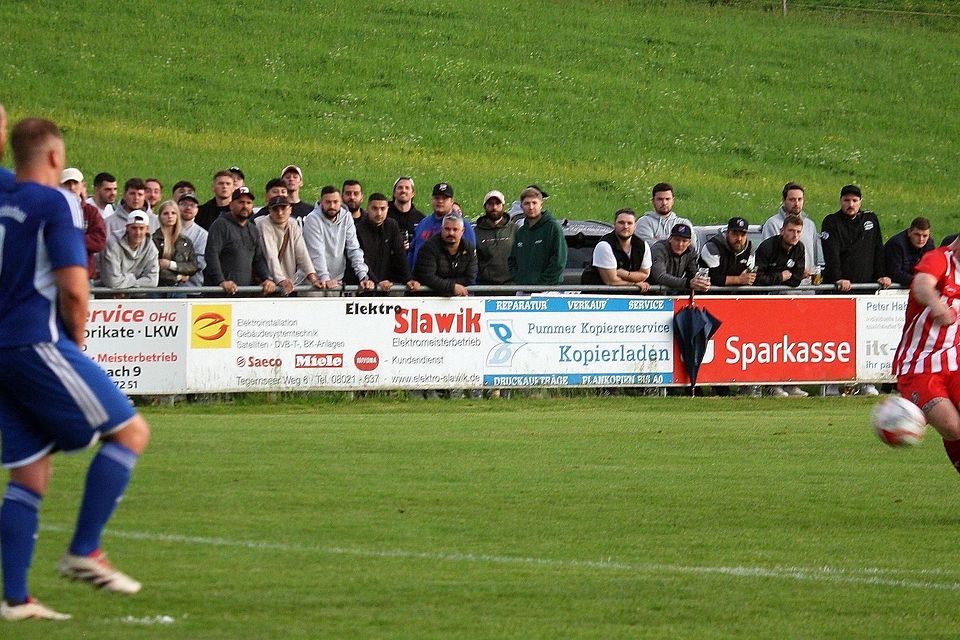 Pech hatten die SF Fischbachau (blau) gegen die SG Reisach beim abgefälschten Freistoß zum 1:2.
