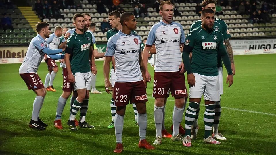 Pedi Thomsen und Weiche Flensburg im Spiel beim VfB Lübeck.