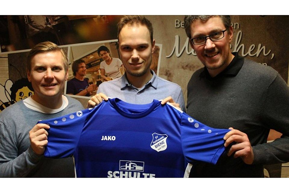 Nächste Saison in Biene: Tim Feldhaus (Mitte) mit Henrik Bemboom (l.) und Manuel Wintering. Foto: SV Holthausen/Biene