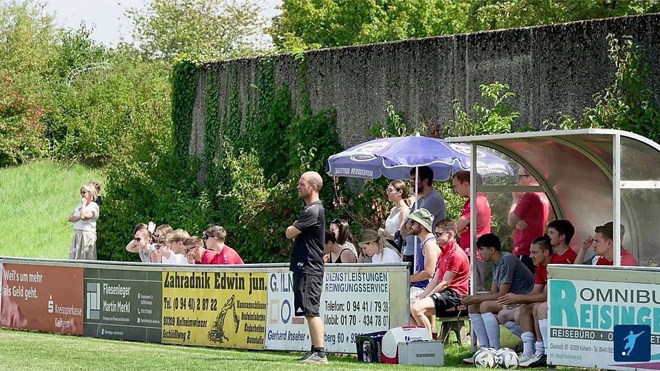 Trainer Florian Hoffmann wird auch in der nächsten Saison am Winzerer Spielfeldrand stehen