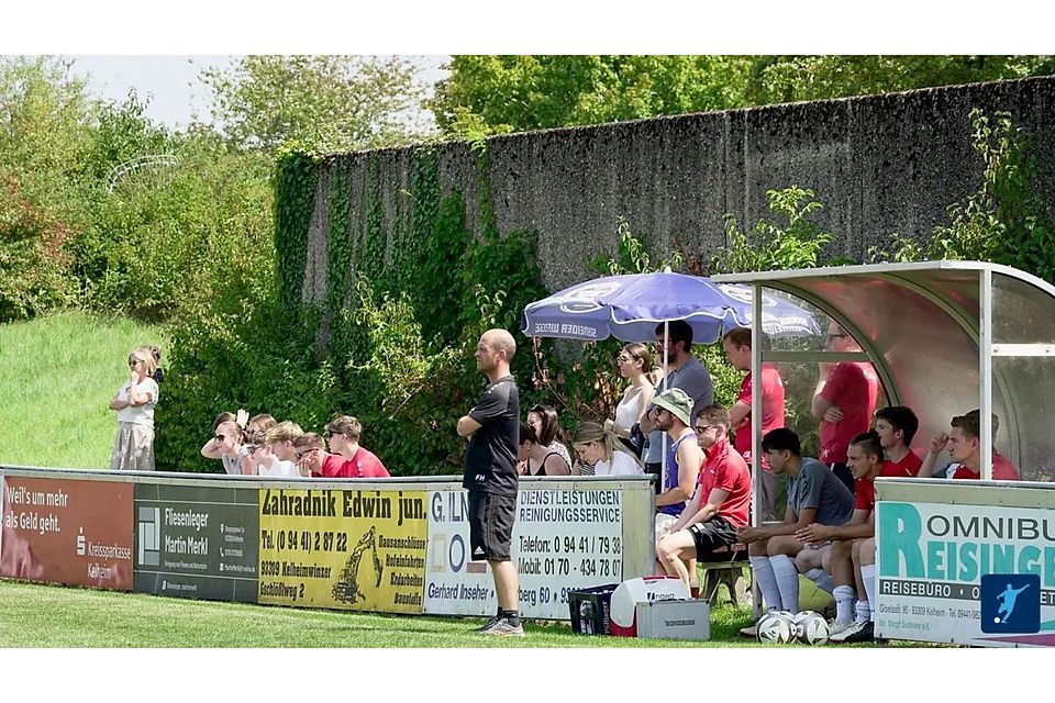 Trainer Florian Hoffmann wird auch in der nächsten Saison am Winzerer Spielfeldrand stehen Trainer Florian Hoffmann wird auch in der nächsten Saison am Winzerer Spielfeldrand stehen
