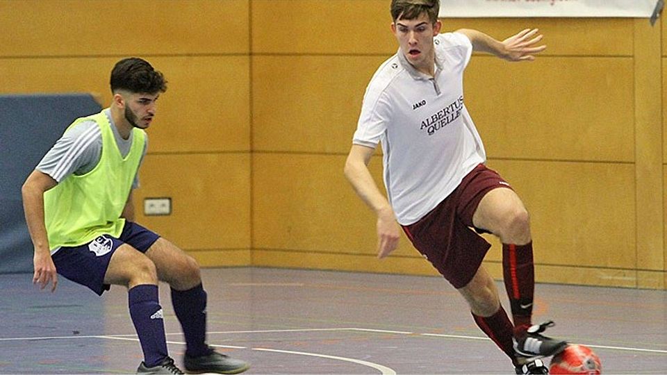 Im Halbfinale behielt der TSV Dasing um Marco Ruppenstein (am Ball) gegen den FC Stätzling die Oberhand. Im Finale musste sich der Gastgeber aber geschlagen geben.  Foto: Reinhold Rummel