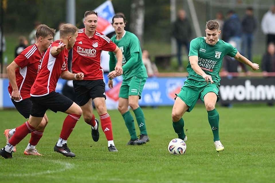 Kaum zu stoppen: Jannik Göller (re.) vom TSV Großbardorf hat bereits 23 Treffer erzielt - Bestwert aller 5 bayerischen Landesligen! Kaum zu stoppen: Jannik Göller (re.) vom TSV Großbardorf hat bereits 23 Treffer erzielt - Bestwert aller 5 bayerischen Landesligen!