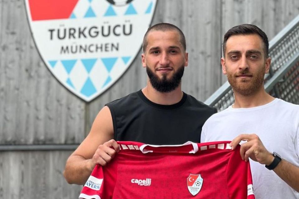 Türkgücü-Sportdirektor Enver Maltas (r.) und Neuzugang Emir Terakaj.