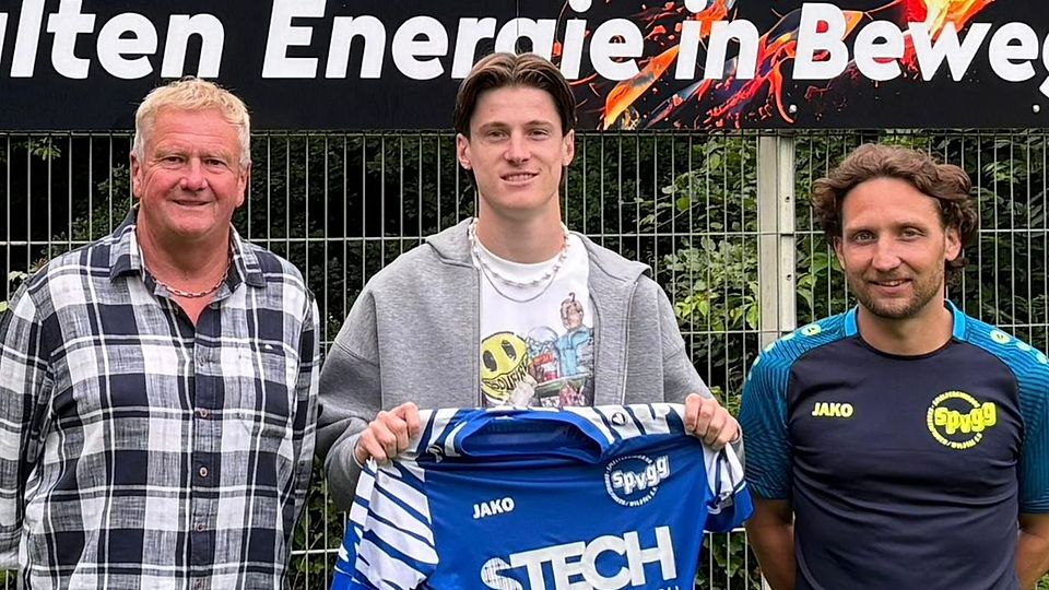 Torjäger Nils Blust (Mitte) wird von der Sportlichen Leitung der SpVgg. Gundelfingen/Wildtal, Uwe Saier (links) und Dennis Jehle, willkommen geheißen.