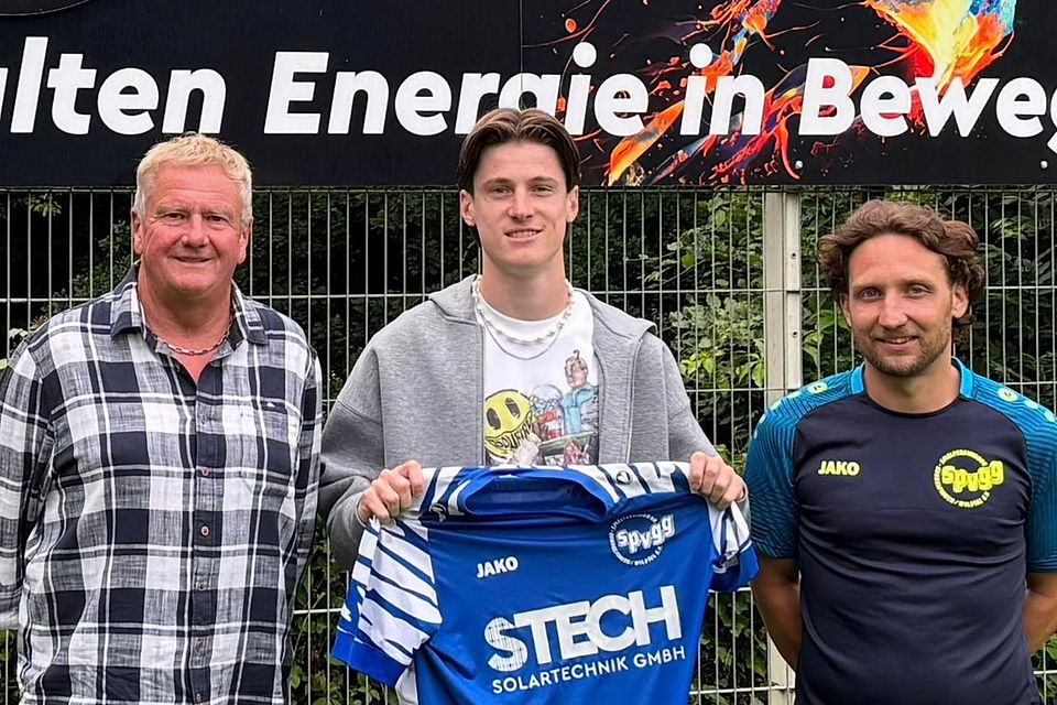 Torjäger Nils Blust (Mitte) wird von der Sportlichen Leitung der SpVgg. Gundelfingen/Wildtal, Uwe Saier (links) und Dennis Jehle, willkommen geheißen. Torjäger Nils Blust (Mitte) wird von der Sportlichen Leitung der SpVgg. Gundelfingen/Wildtal, Uwe Saier (links) und Dennis Jehle, willkommen geheißen.