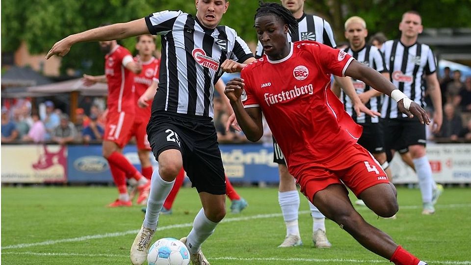 Ismael Mansaray (vorne rechts) verlässt den Bahlinger SC nach einer Saison wieder. 