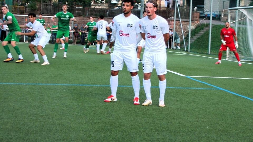 Der Abstand von der Seitenauslinie zum Sechzehner beträgt in Schapbach gerade mal drei Meter. Der FC Villingen mit Lucas Torres (links) und Matthes Glück hatte sich darauf eingestellt und siegte. 
