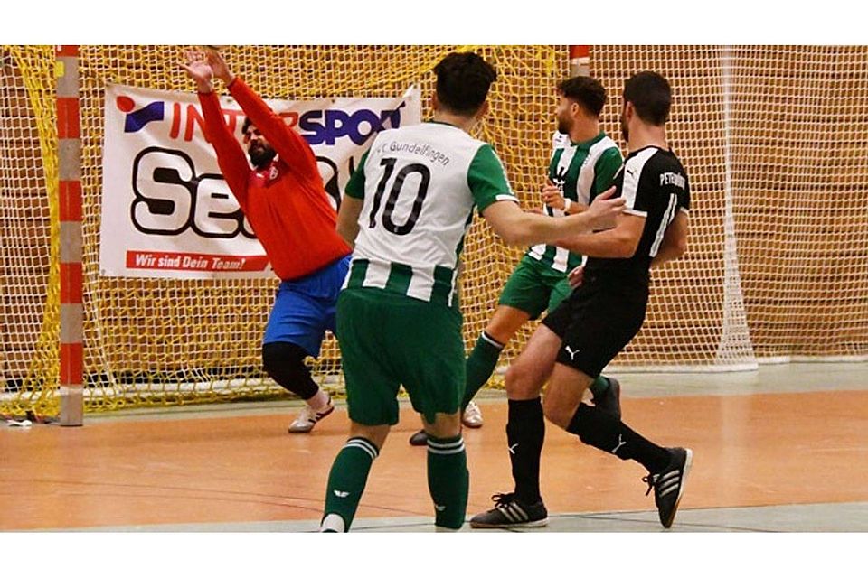 Mehmet Kroschinski (links) war nicht zu überwinden und sicherte dem SSV Peterswörth den Einzug in die Endrunde der Dillinger Futsal-Landkreismeisterschaft.   F.: Walter Brugger