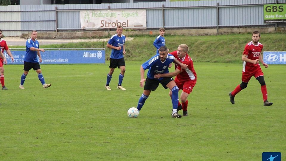 Mit dem wichtigen 4:1 gegen die "Zweite" des SV Inter Bergsteig (in Rot) konnte die Kreisligareserve des TuS Rosenberg II (in Blau-Schwarz) die Abstiegsplätze verlassen.