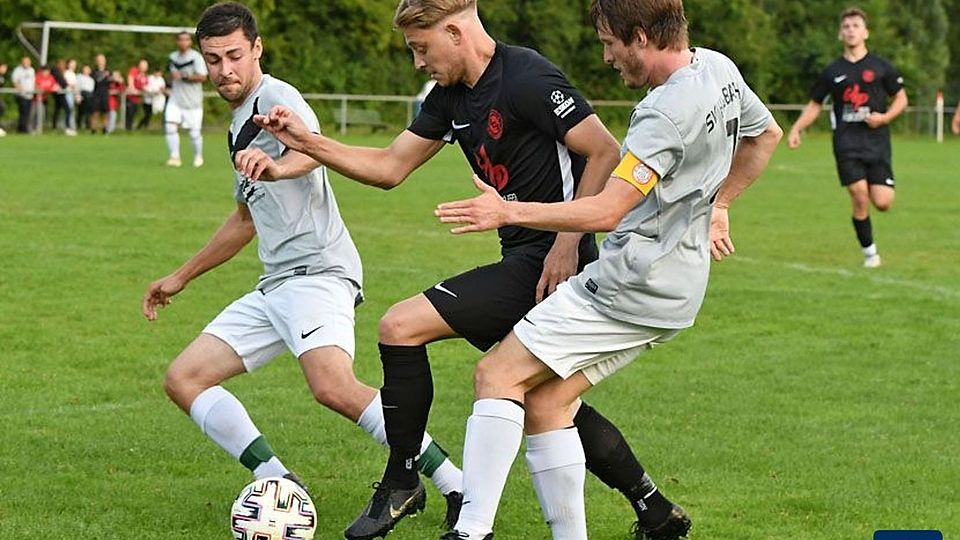 Hier nehmen zwei Hilsbacher ihren Siegelsbacher Gegenspieler in die Zange.