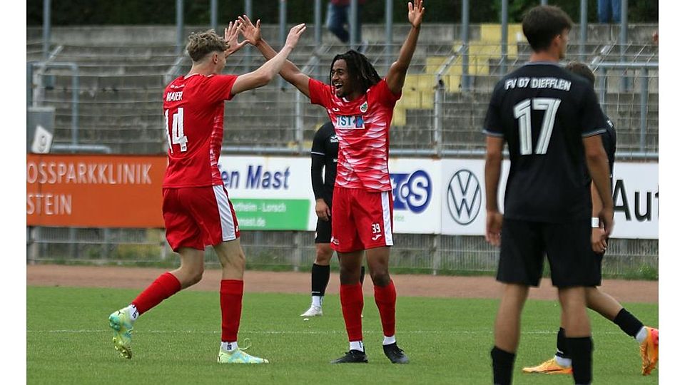 Zwei Joker, die einen perfekten Auftritt hinlegten: Noah Maier (links) gratuliert seinem Sturmkollegen Bobby Edet nach dessen 35-Meter-Tor gegen den FV Diefflen.	Foto: Christine Dirigo/pakalski-press