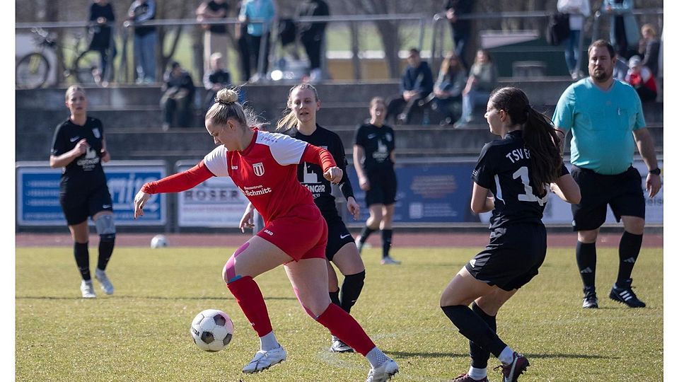 Ihre Routine half, um den ersten Sieg in 2026 zu sichern: Markt Schwabens Rückkehrerin Lea Schmitt (li.).