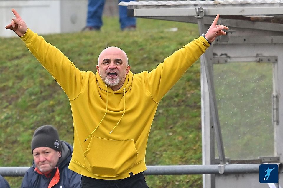 "Mika" Sajaia ist ein Ex-Profi aus Georgien, der u.a. für Reutlingen in der 2. Bundesliga gespielt hat. Viel wichtiger als seine Vergangenheit ist seine Gegenwart. Den unter dem 46-Jährigen hat die SpVgg Bayern Hof das Jubeln wieder gelernt.